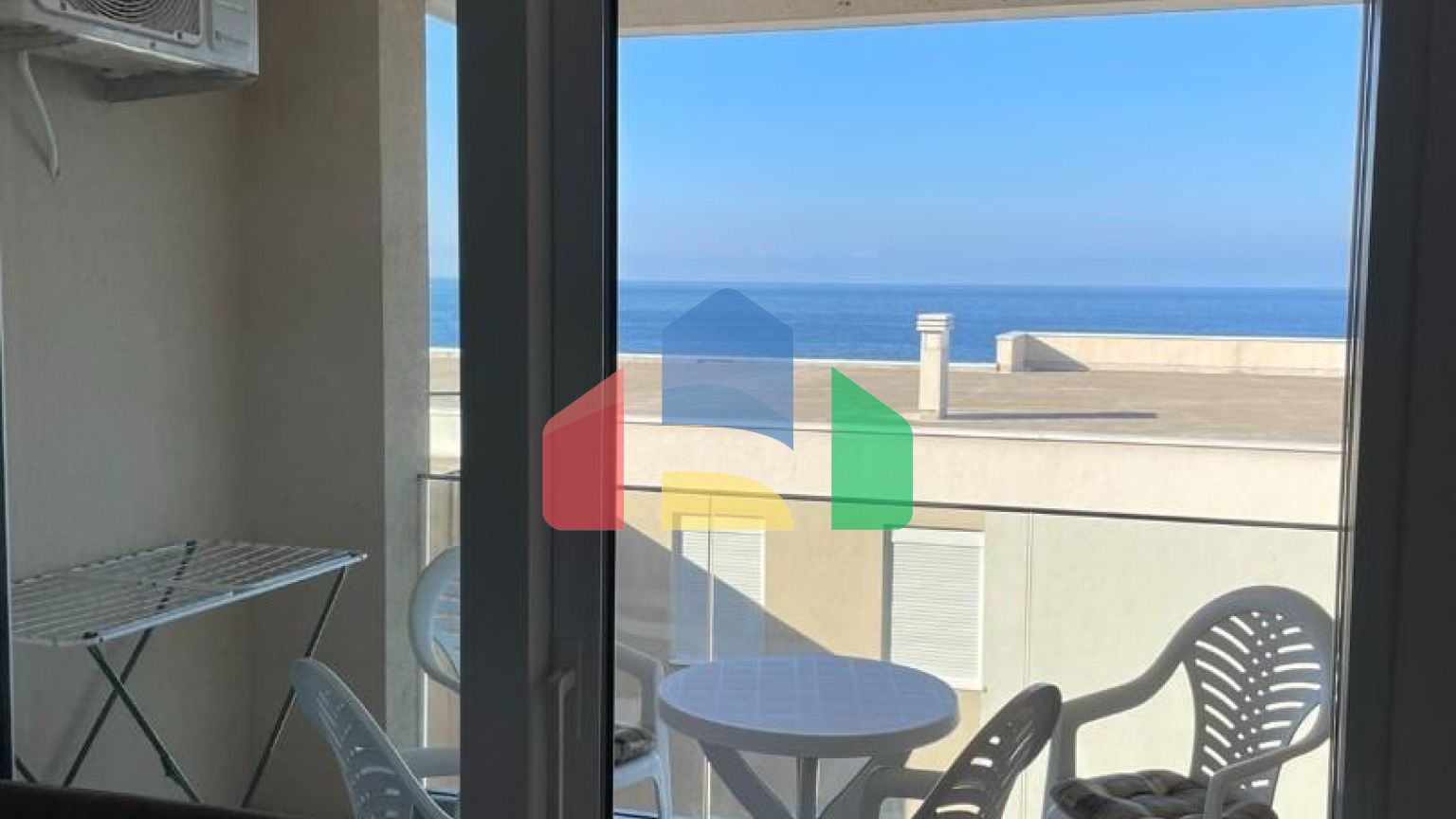 Квартира студия, на первой линии в туристическом поселке Добра Вода.