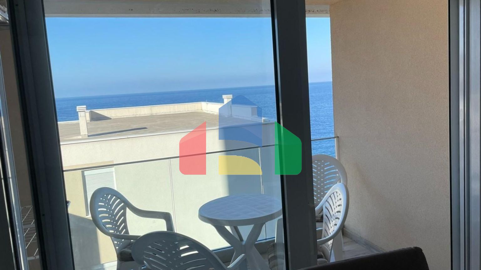 Квартира студия, на первой линии в туристическом поселке Добра Вода.