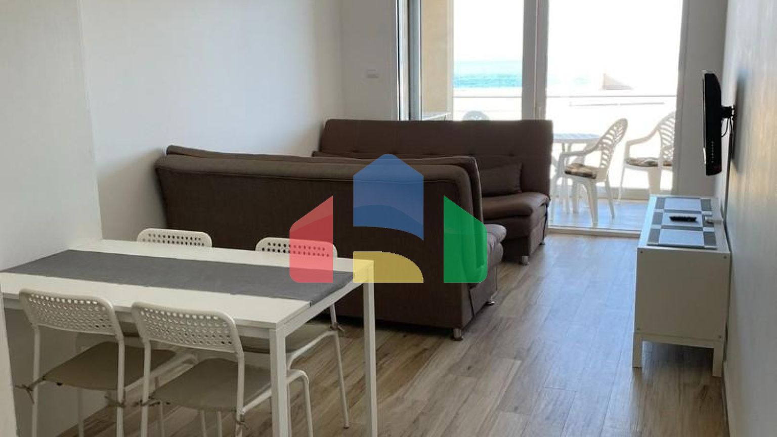 Квартира студия, на первой линии в туристическом поселке Добра Вода.