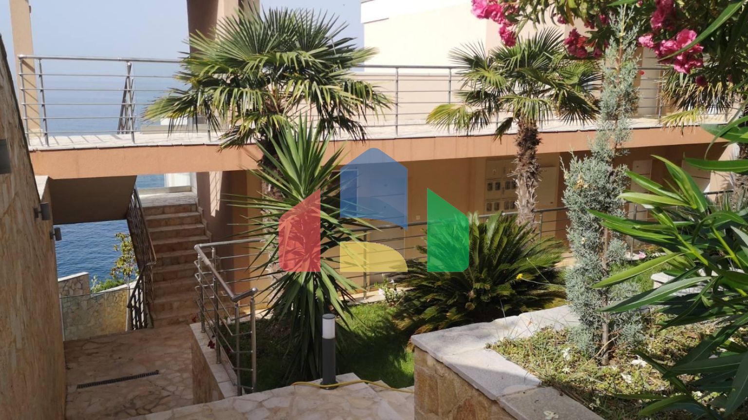 Квартира студия, на первой линии в туристическом поселке Добра Вода.