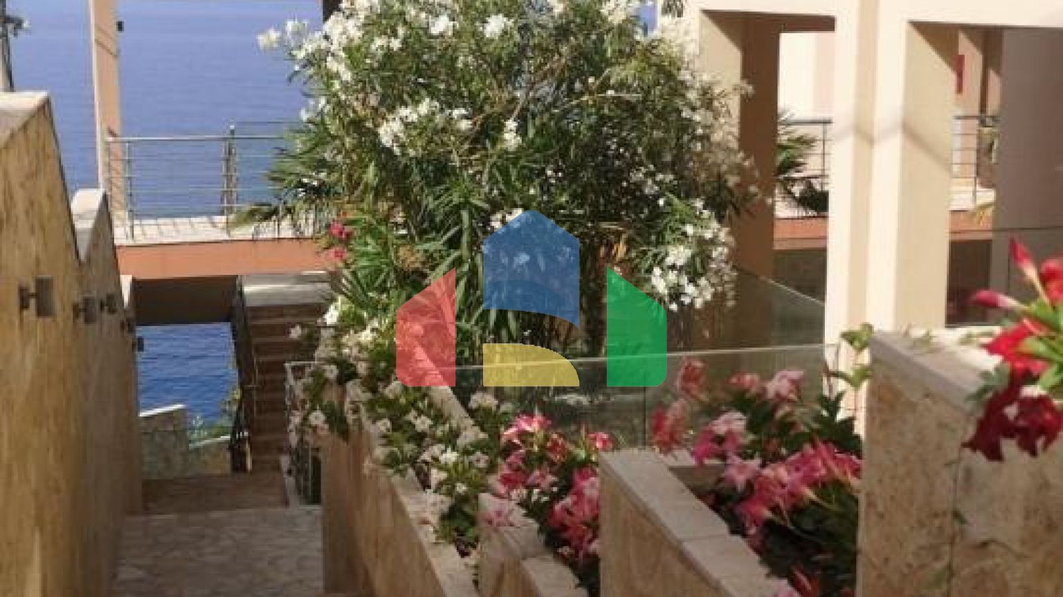 Квартира студия, на первой линии в туристическом поселке Добра Вода.