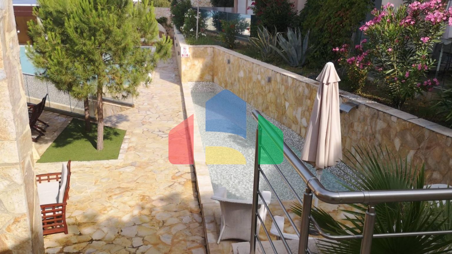 Квартира студия, на первой линии в туристическом поселке Добра Вода.