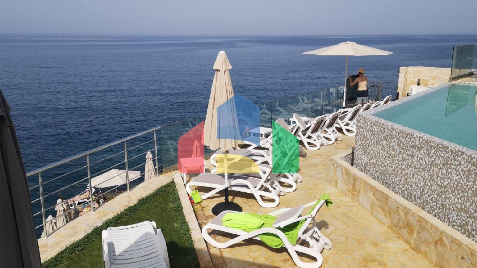 Квартира студия, на первой линии в туристическом поселке Добра Вода.