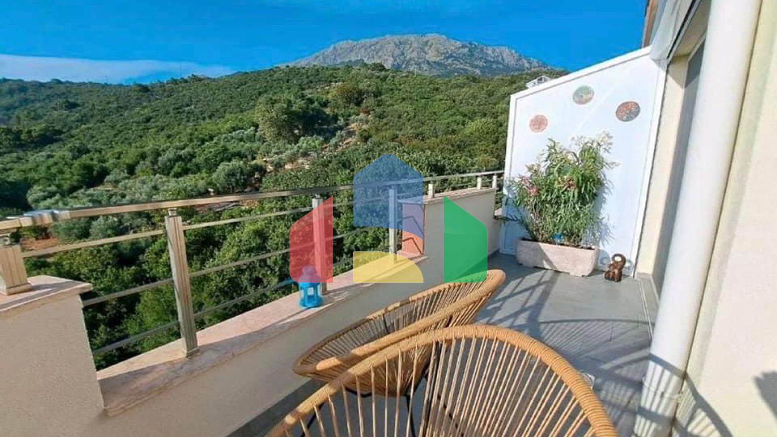 Современная и уютная квартира с 2 спальнями и потрясающим панорамным видом на море в Добры воды.