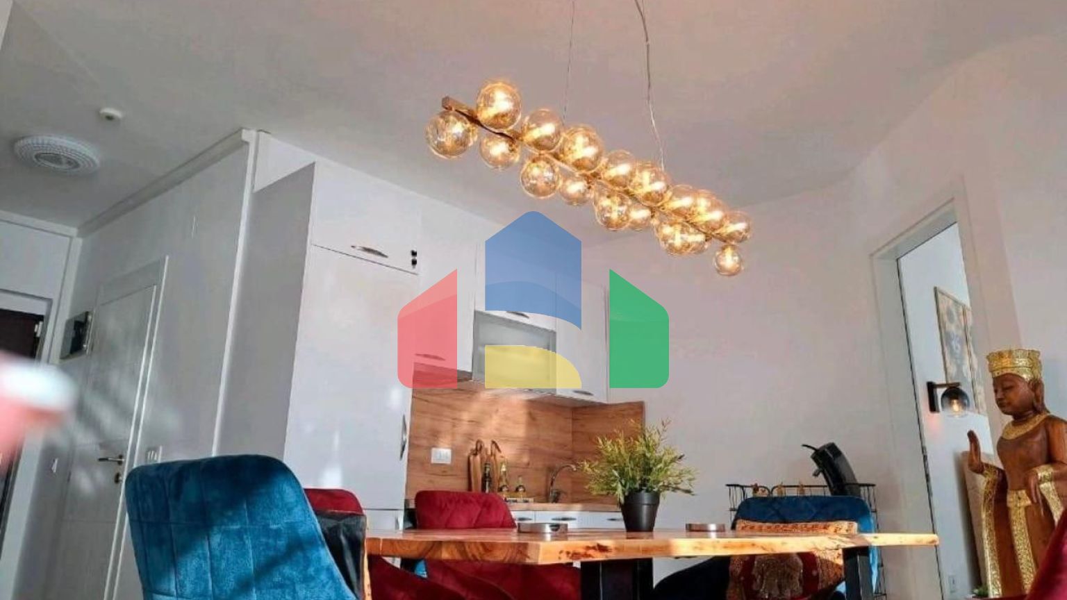 Современная и уютная квартира с 2 спальнями и потрясающим панорамным видом на море в Добры воды.