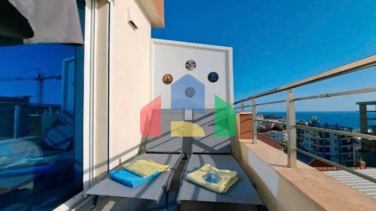 Современная и уютная квартира с 2 спальнями и потрясающим панорамным видом на море в Добры воды.