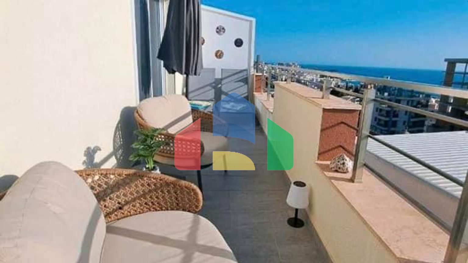 Современная и уютная квартира с 2 спальнями и потрясающим панорамным видом на море в Добры воды.