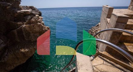 Квартира на первой линии с 2 спальнями, в комплексе с бассейном и прекрасным видом на море в Добры воды.