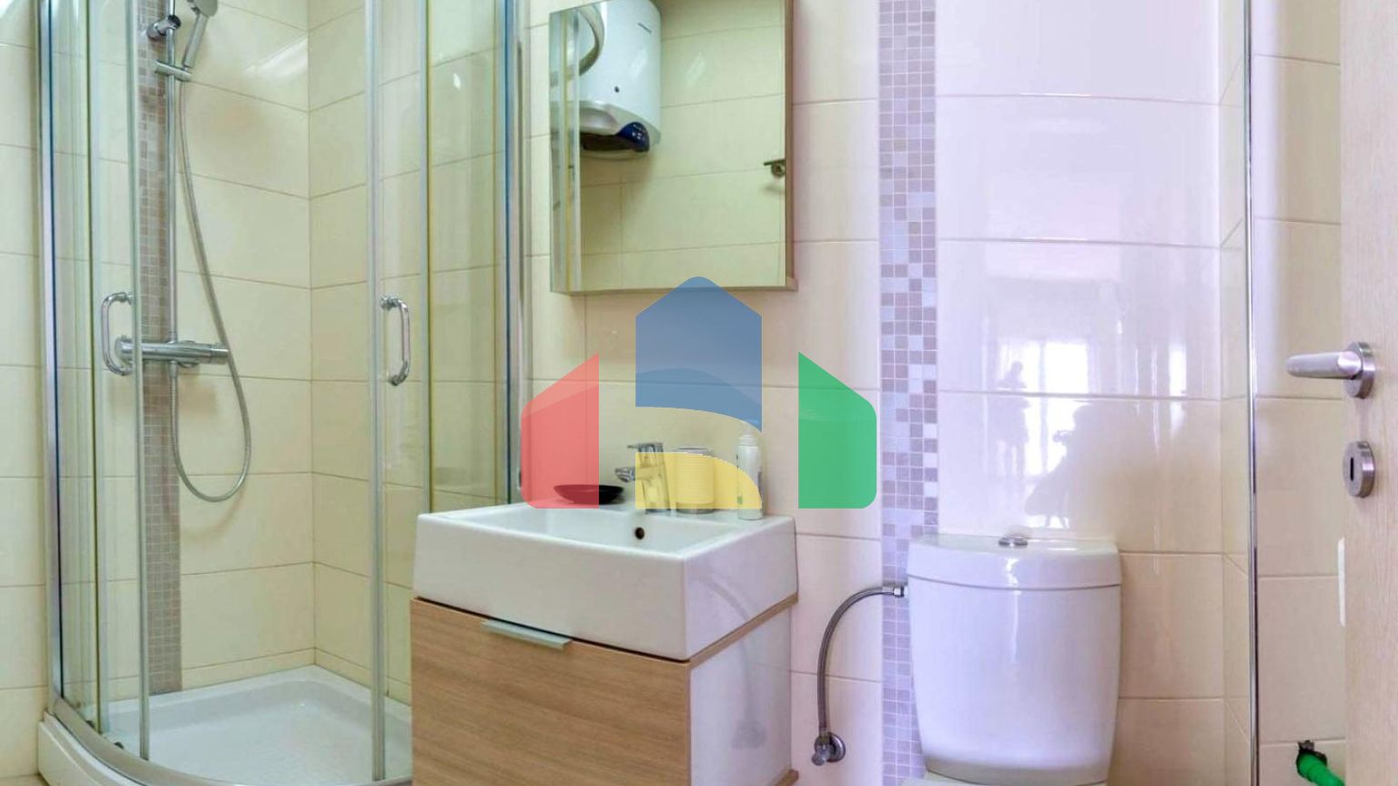 Квартира на первой линии с 2 спальнями, в комплексе с бассейном и прекрасным видом на море в Добры воды.