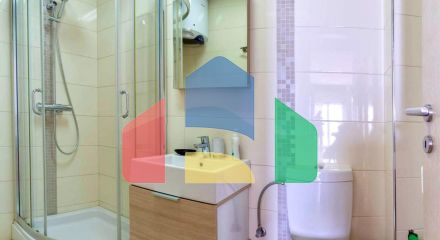 Квартира на первой линии с 2 спальнями, в комплексе с бассейном и прекрасным видом на море в Добры воды.