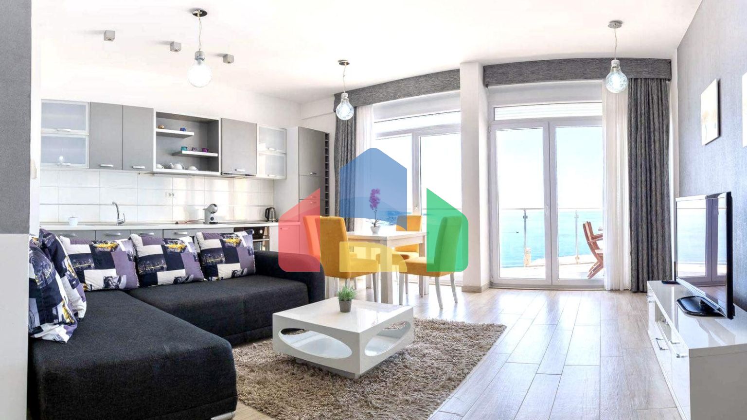 Квартира на первой линии с 2 спальнями, в комплексе с бассейном и прекрасным видом на море в Добры воды.