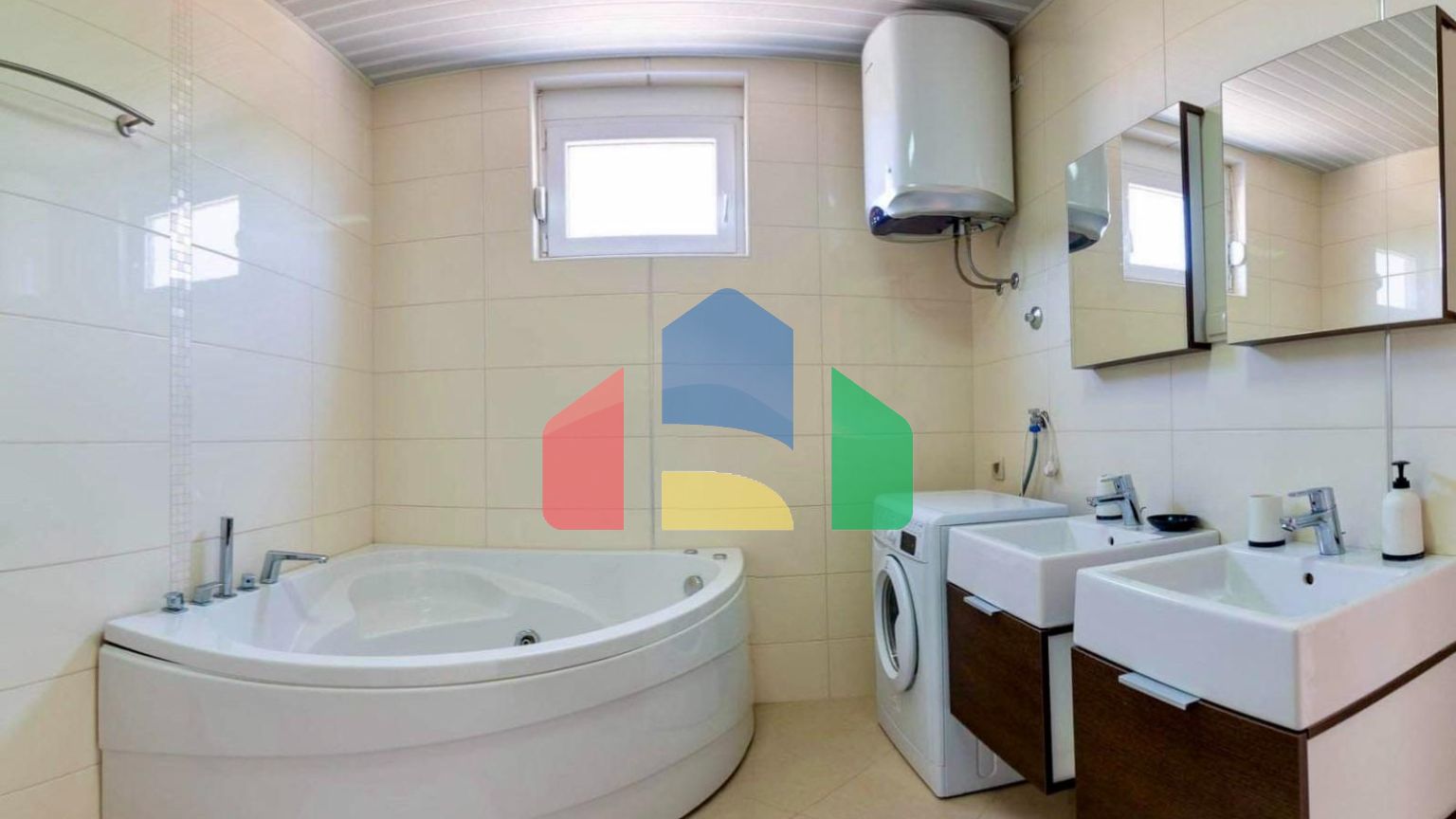 Квартира на первой линии с 2 спальнями, в комплексе с бассейном и прекрасным видом на море в Добры воды.