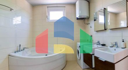 Квартира на первой линии с 2 спальнями, в комплексе с бассейном и прекрасным видом на море в Добры воды.