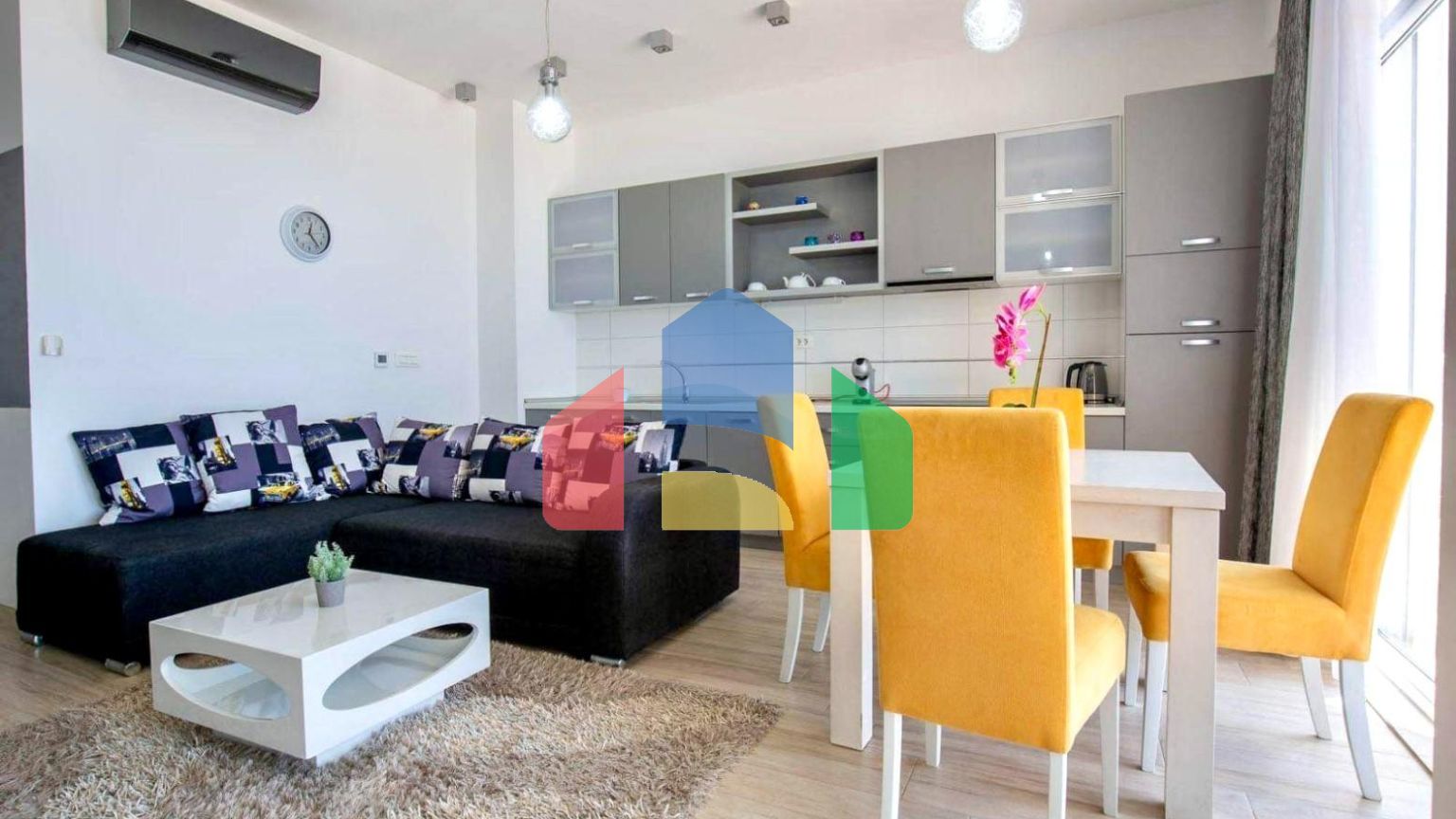 Квартира на первой линии с 2 спальнями, в комплексе с бассейном и прекрасным видом на море в Добры воды.