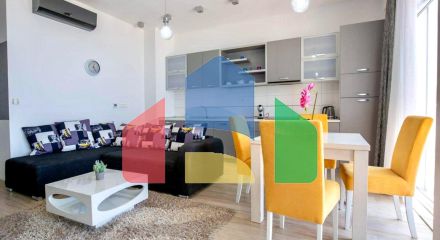 Квартира на первой линии с 2 спальнями, в комплексе с бассейном и прекрасным видом на море в Добры воды.