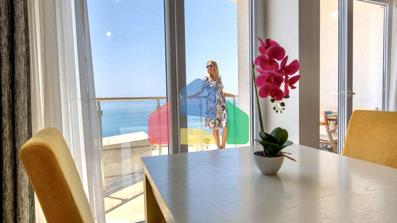 Квартира на первой линии с 2 спальнями, в комплексе с бассейном и прекрасным видом на море в Добры воды.