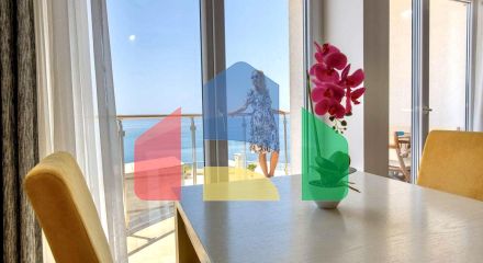 Квартира на первой линии с 2 спальнями, в комплексе с бассейном и прекрасным видом на море в Добры воды.