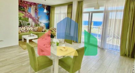 Spacious apartment on the first line with 2 bedrooms, in a complex with a swimming pool and a beautiful sea view in Dobry Vody.