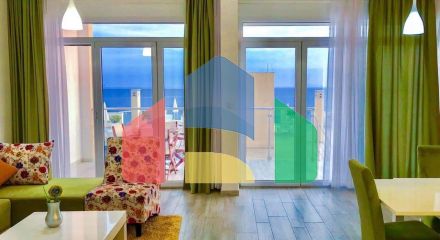 Spacious apartment on the first line with 2 bedrooms, in a complex with a swimming pool and a beautiful sea view in Dobry Vody.