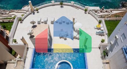 Spacious apartment on the first line with 2 bedrooms, in a complex with a swimming pool and a beautiful sea view in Dobry Vody.