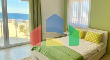Spacious apartment on the first line with 2 bedrooms, in a complex with a swimming pool and a beautiful sea view in Dobry Vody.