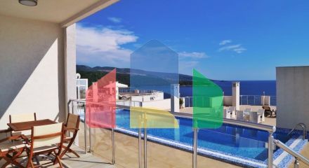 Spacious apartment on the first line with 2 bedrooms, in a complex with a swimming pool and a beautiful sea view in Dobry Vody.