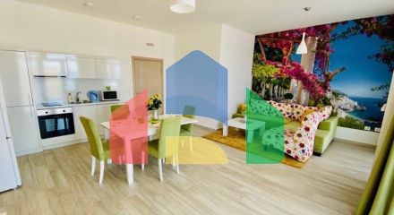 Spacious apartment on the first line with 2 bedrooms, in a complex with a swimming pool and a beautiful sea view in Dobry Vody.