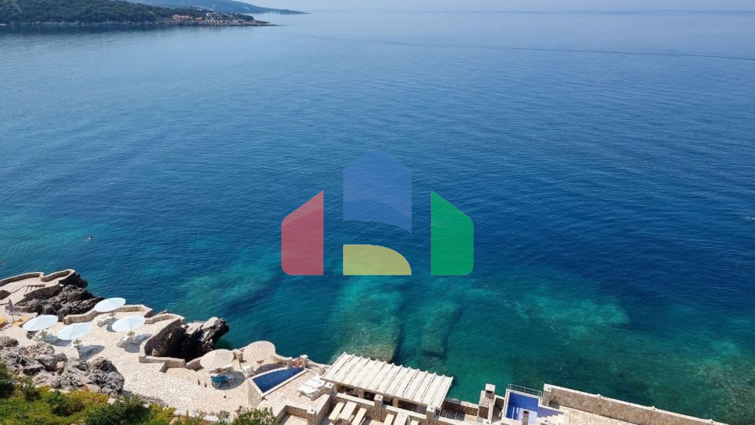 Просторная квартира на первой линии с 2 спальнями, в комплексе с бассейном и прекрасным видом на море в Добры воды.