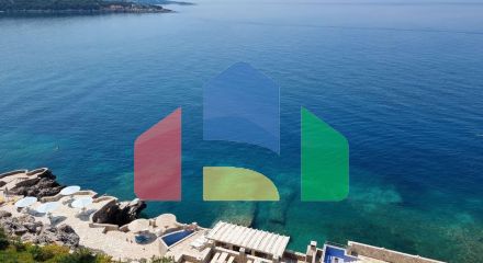 Просторная квартира на первой линии с 2 спальнями, в комплексе с бассейном и прекрасным видом на море в Добры воды.