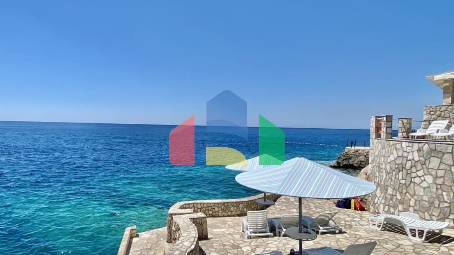 Просторная квартира на первой линии с 2 спальнями, в комплексе с бассейном и прекрасным видом на море в Добры воды.