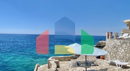 Просторная квартира на первой линии с 2 спальнями, в комплексе с бассейном и прекрасным видом на море в Добры воды.