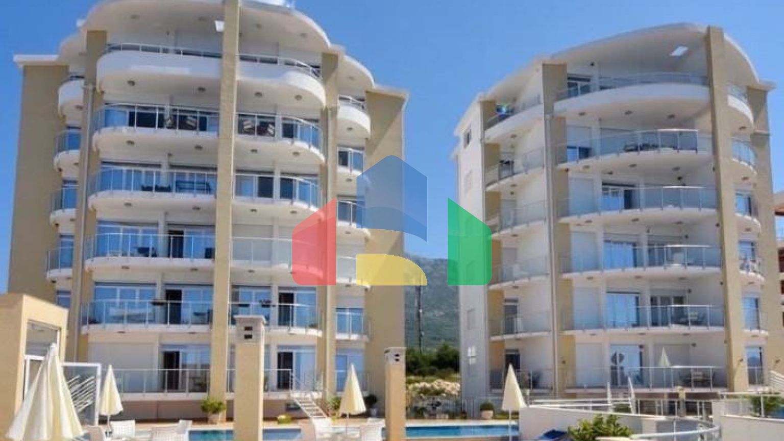 Просторная квартира на первой линии с 2 спальнями, в комплексе с бассейном и прекрасным видом на море в Добры воды.