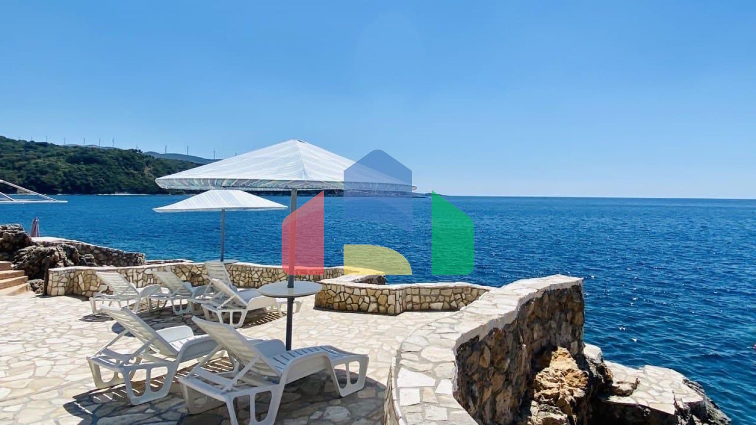 Просторная квартира на первой линии с 2 спальнями, в комплексе с бассейном и прекрасным видом на море в Добры воды.