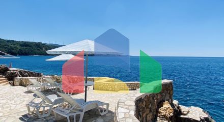 Просторная квартира на первой линии с 2 спальнями, в комплексе с бассейном и прекрасным видом на море в Добры воды.