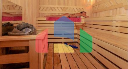 Просторная квартира на первой линии с 2 спальнями, в комплексе с бассейном и прекрасным видом на море в Добры воды.