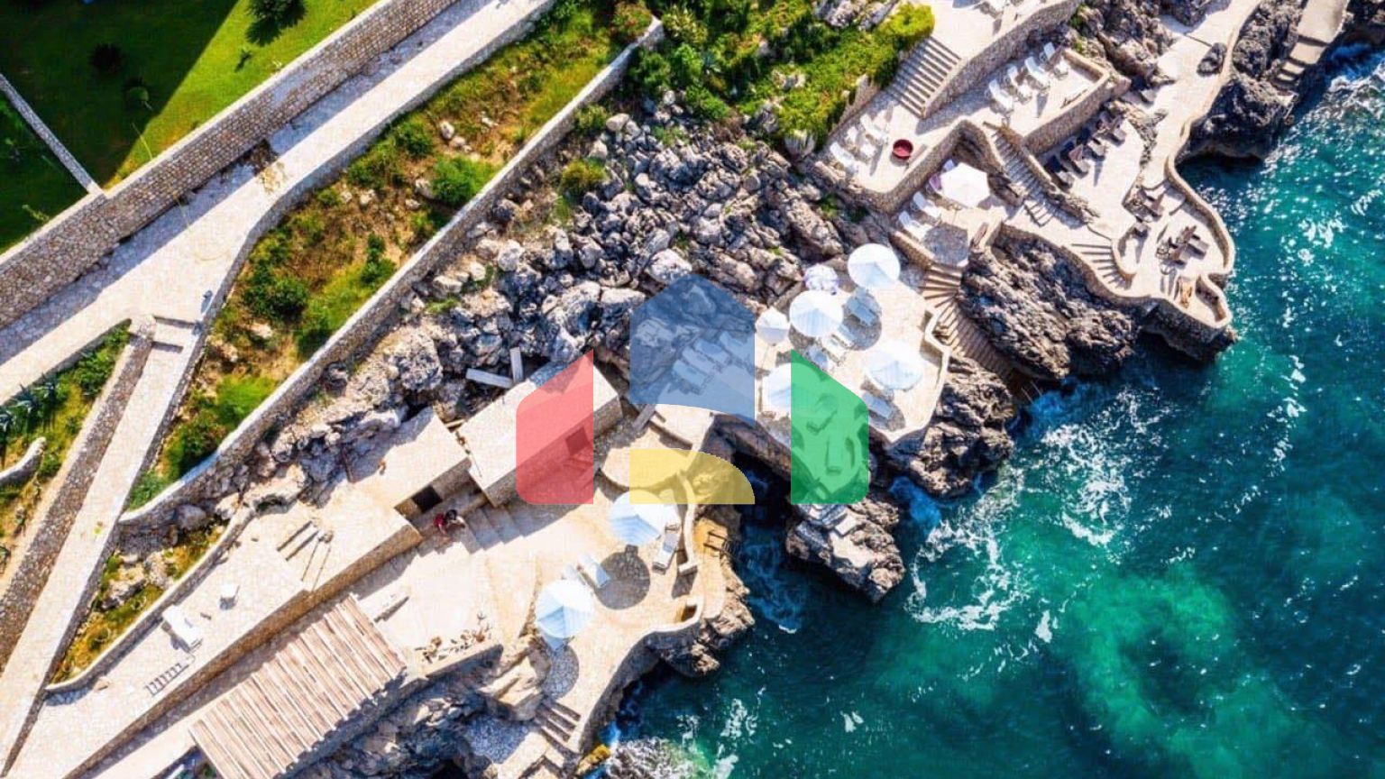 Просторная квартира на первой линии с 2 спальнями, в комплексе с бассейном и прекрасным видом на море в Добры воды.