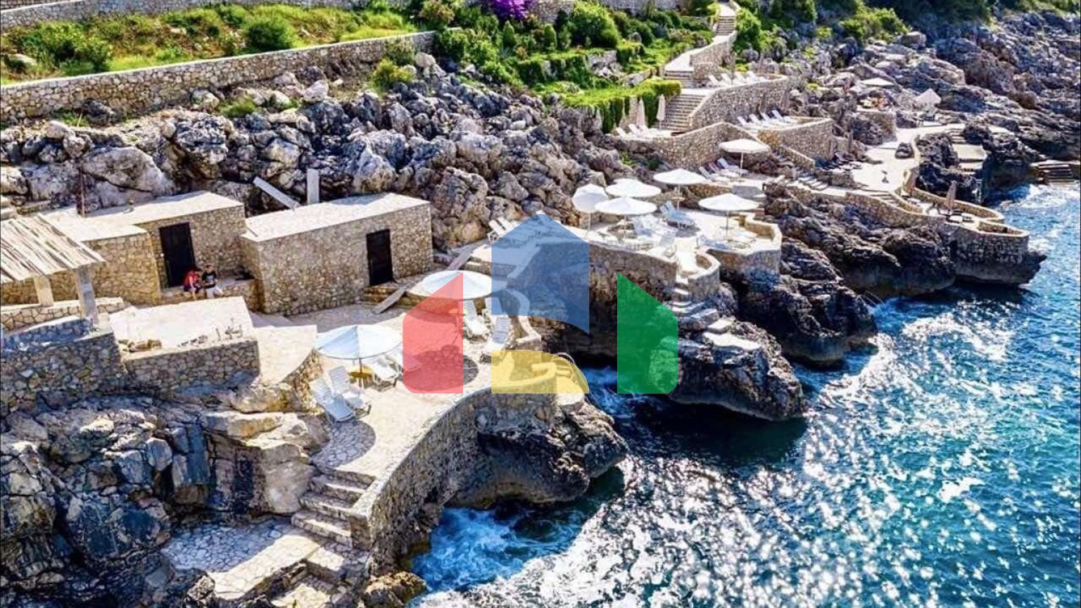 Просторная квартира на первой линии с 2 спальнями, в комплексе с бассейном и прекрасным видом на море в Добры воды.