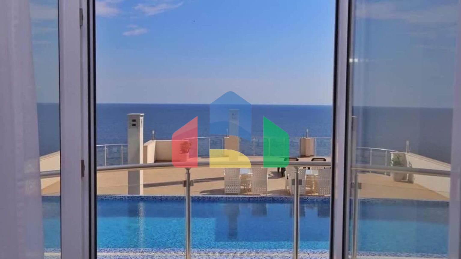 Просторная квартира на первой линии с 2 спальнями, в комплексе с бассейном и прекрасным видом на море в Добры воды.