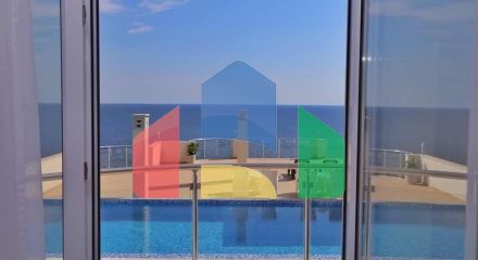 Просторная квартира на первой линии с 2 спальнями, в комплексе с бассейном и прекрасным видом на море в Добры воды.