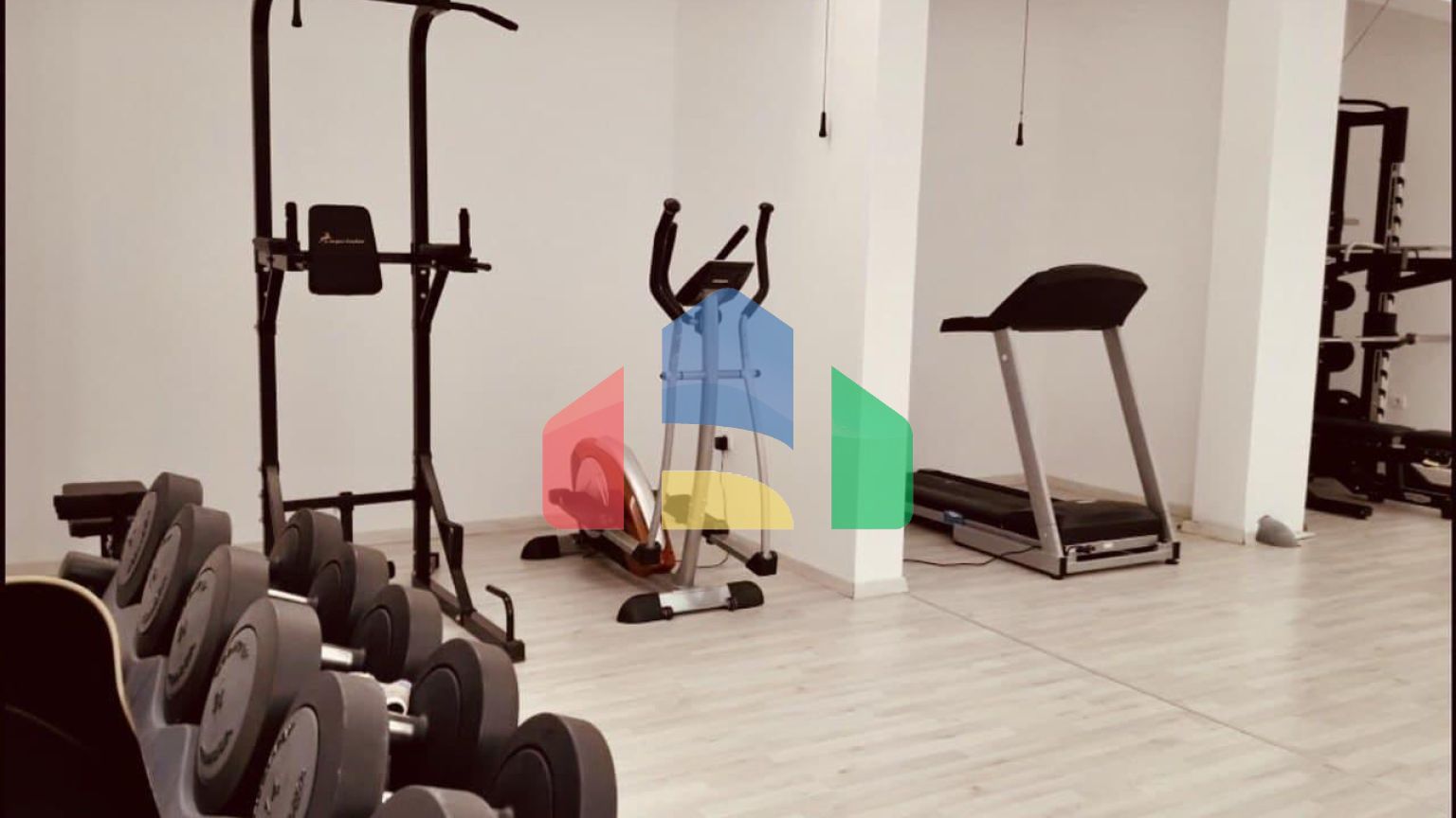 Просторная квартира на первой линии с 2 спальнями, в комплексе с бассейном и прекрасным видом на море в Добры воды.