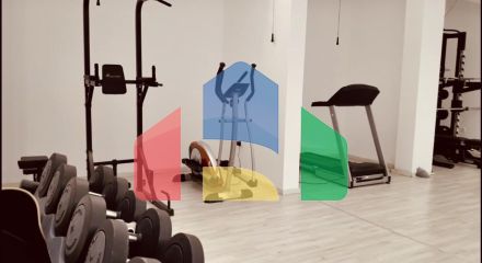 Просторная квартира на первой линии с 2 спальнями, в комплексе с бассейном и прекрасным видом на море в Добры воды.