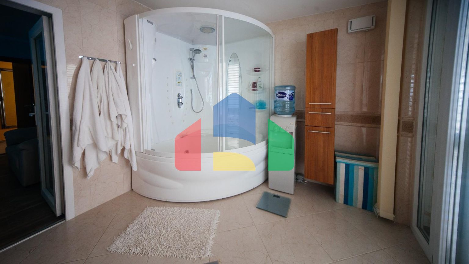 Трехуровневая вилла с бассейном и садом на побережье Черногории