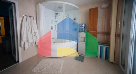 Трехуровневая вилла с бассейном и садом на побережье Черногории Трехуровневая вилла с бассейном и садом на побережье Черногории