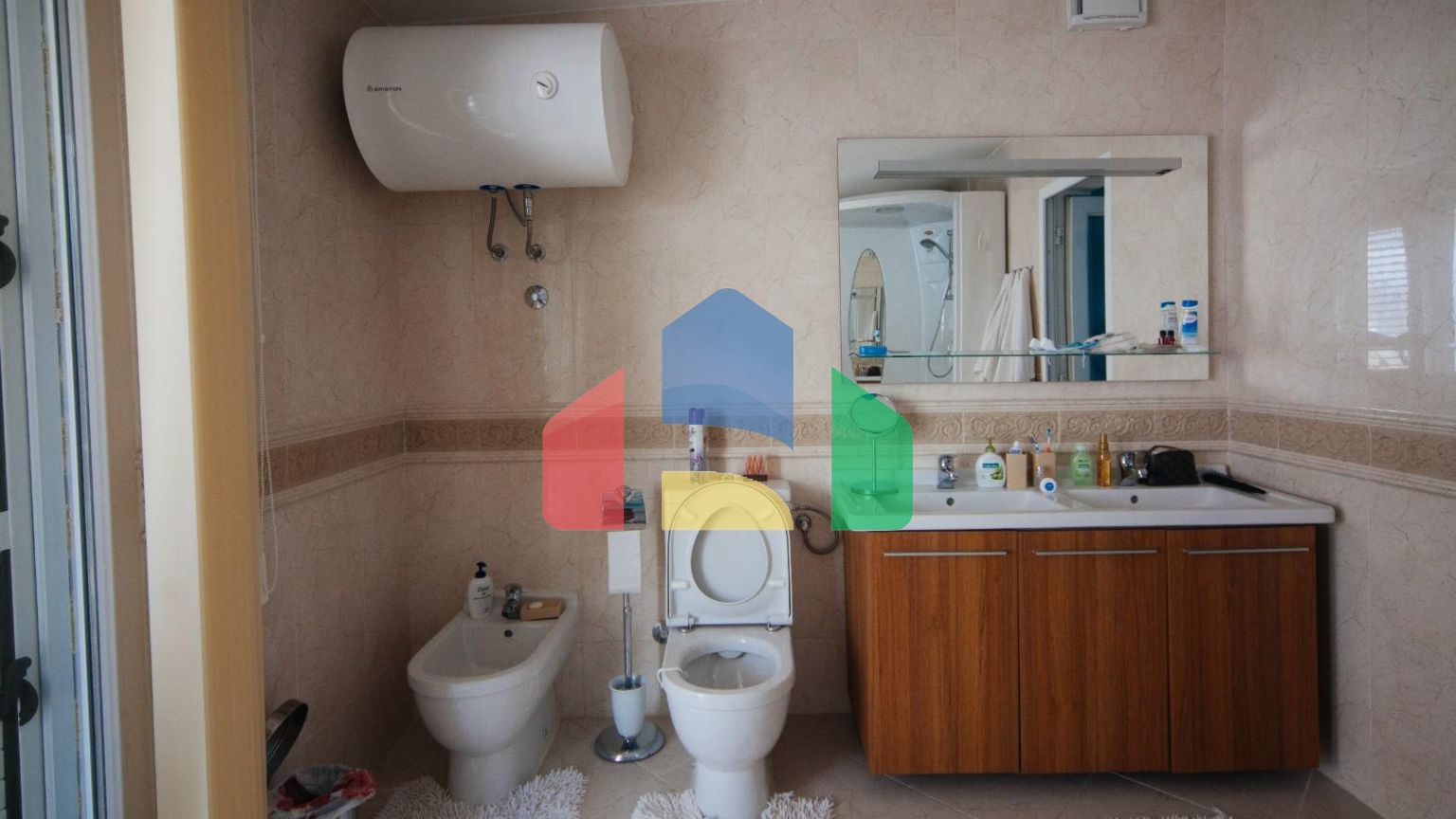 Трехуровневая вилла с бассейном и садом на побережье Черногории