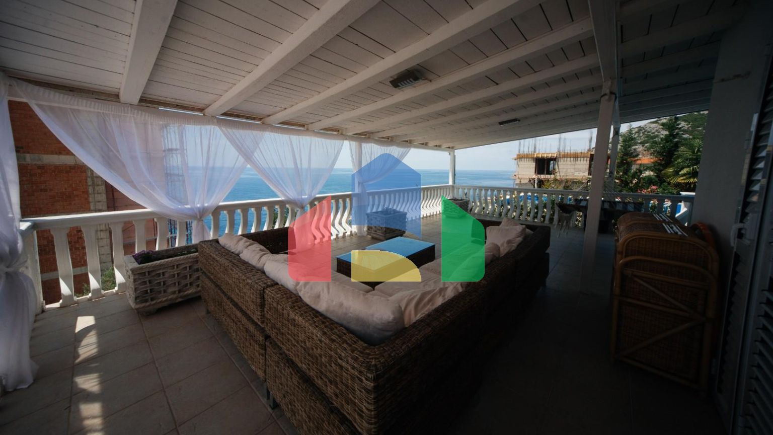 Трехуровневая вилла с бассейном и садом на побережье Черногории