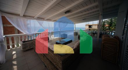 Трехуровневая вилла с бассейном и садом на побережье Черногории Трехуровневая вилла с бассейном и садом на побережье Черногории