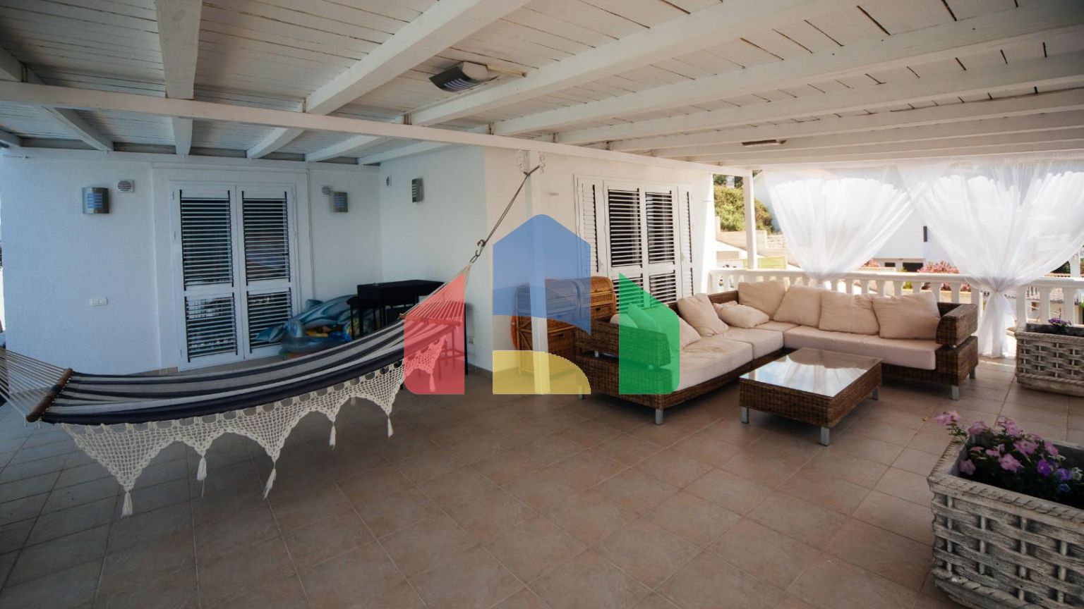 Трехуровневая вилла с бассейном и садом на побережье Черногории