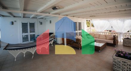 Трехуровневая вилла с бассейном и садом на побережье Черногории Трехуровневая вилла с бассейном и садом на побережье Черногории