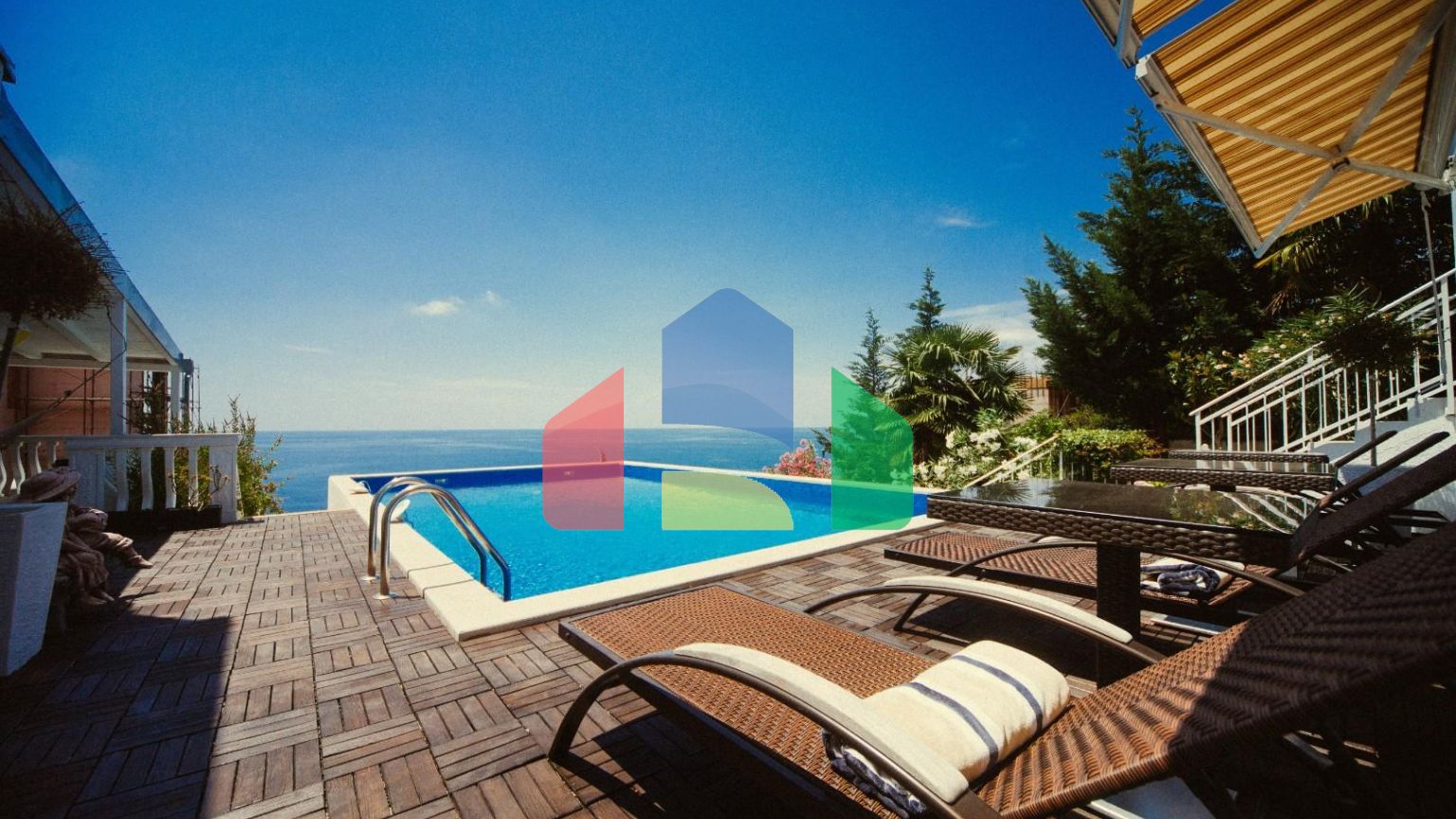 Трехуровневая вилла с бассейном и садом на побережье Черногории