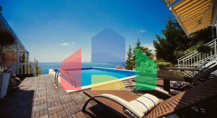 Трехуровневая вилла с бассейном и садом на побережье Черногории Трехуровневая вилла с бассейном и садом на побережье Черногории